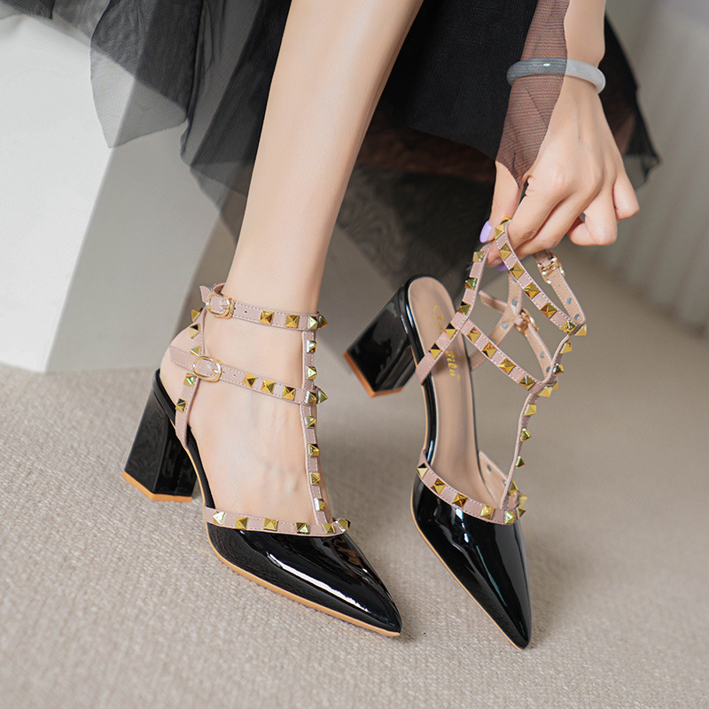 Taomeilu pantofi romani cu cataramă, vârf ascuțit, glezna joasă, toc mediu 3–6 cm, talpă din cauciuc, brană din piele naturală