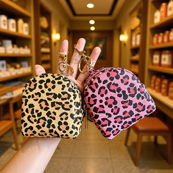 Монетник с леопардов принт PVC, унисекс, лек, подплата полиестер, пролет 2025