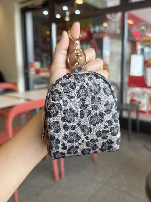 Монетник с леопардов принт PVC, унисекс, лек, подплата полиестер, пролет 2025
