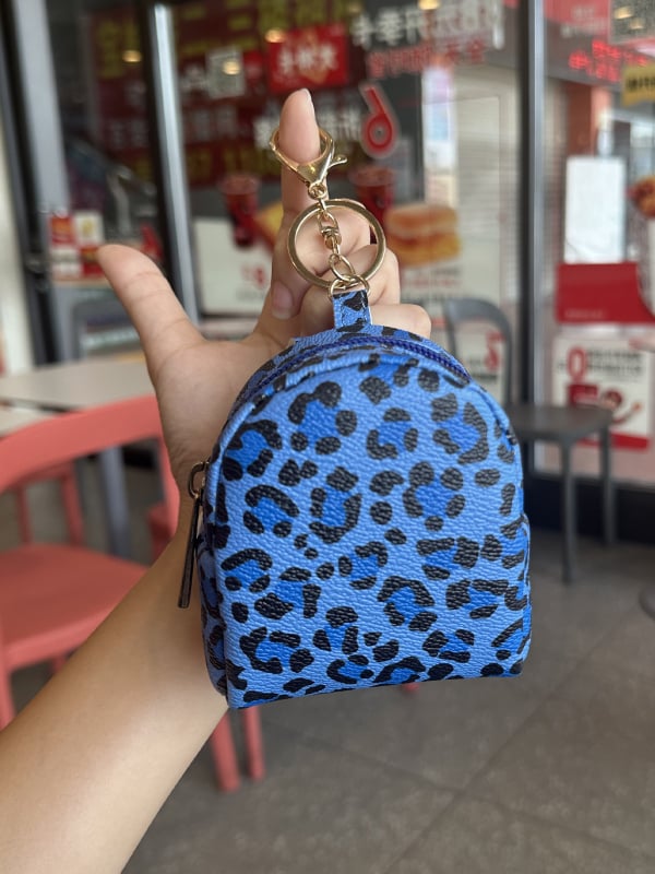 Монетник с леопардов принт PVC, унисекс, лек, подплата полиестер, пролет 2025