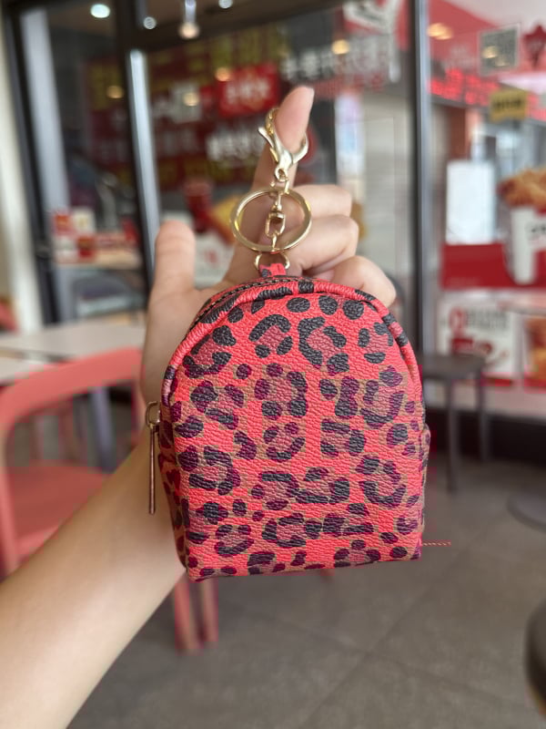 Монетник с леопардов принт PVC, унисекс, лек, подплата полиестер, пролет 2025
