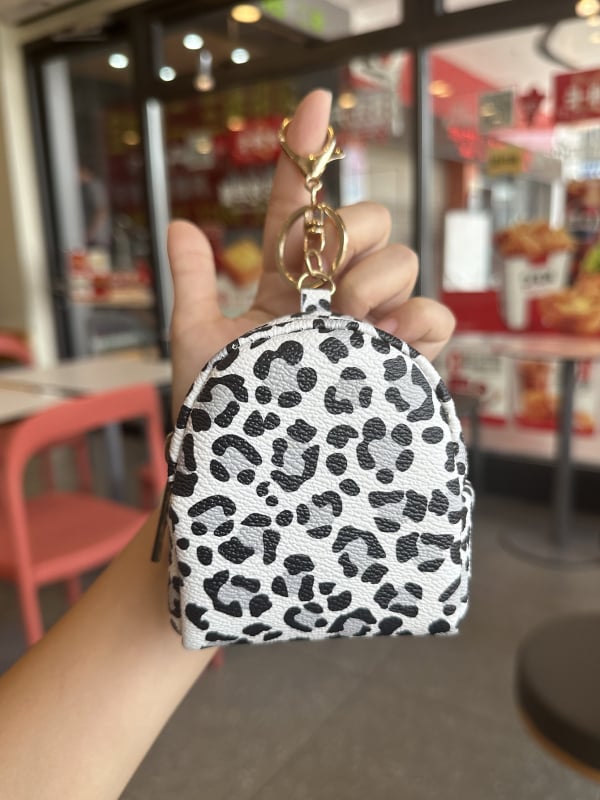 Монетник с леопардов принт PVC, унисекс, лек, подплата полиестер, пролет 2025