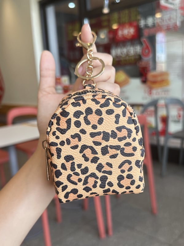 Монетник с леопардов принт PVC, унисекс, лек, подплата полиестер, пролет 2025