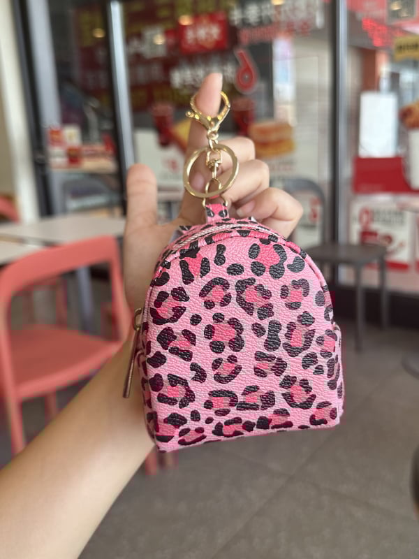 Монетник с леопардов принт PVC, унисекс, лек, подплата полиестер, пролет 2025