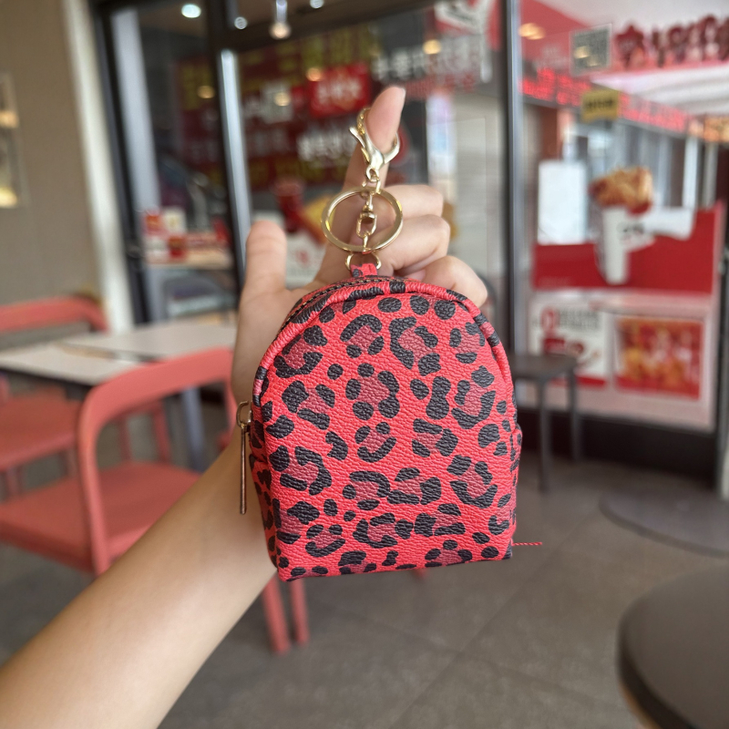 Монетник с леопардов принт PVC, унисекс, лек, подплата полиестер, пролет 2025