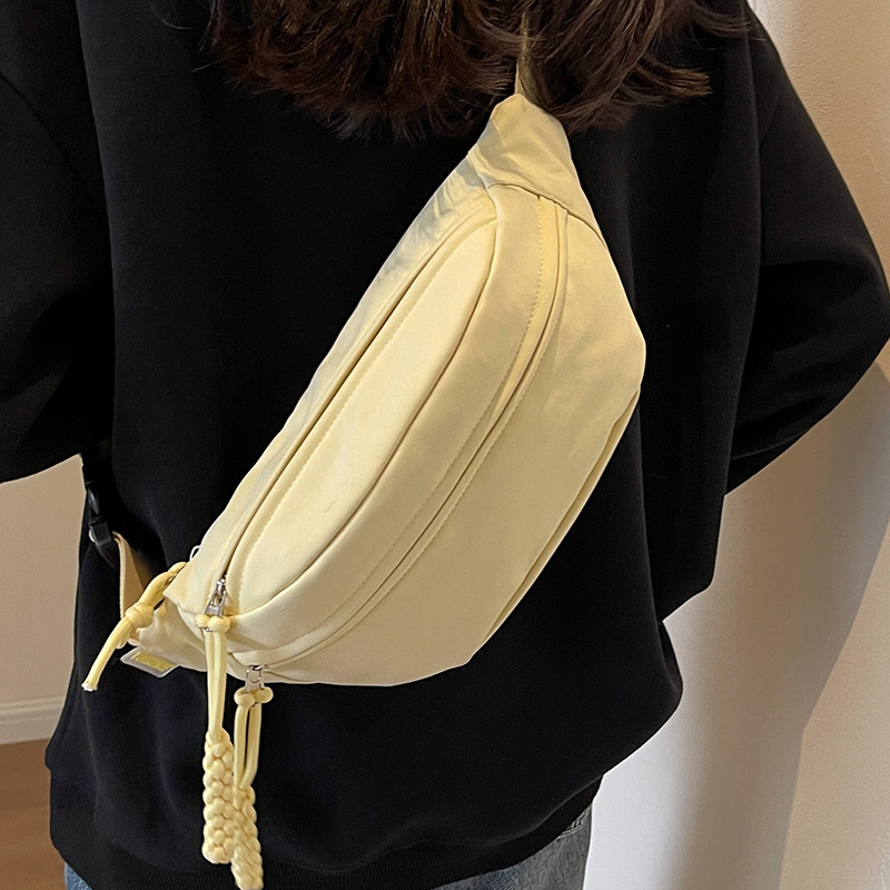 Vászon crossbody táska nylon béléssel, cipzáras zárás, ovális alak, egy vállpánt