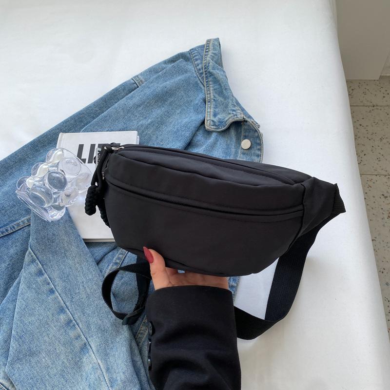 Vászon crossbody táska nylon béléssel, cipzáras zárás, ovális alak, egy vállpánt