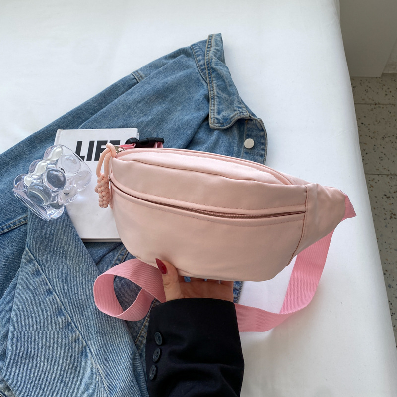 Vászon crossbody táska nylon béléssel, cipzáras zárás, ovális alak, egy vállpánt