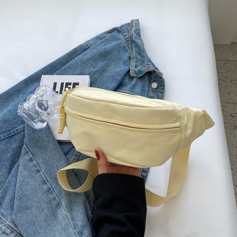 Vászon crossbody táska nylon béléssel, cipzáras zárás, ovális alak, egy vállpánt