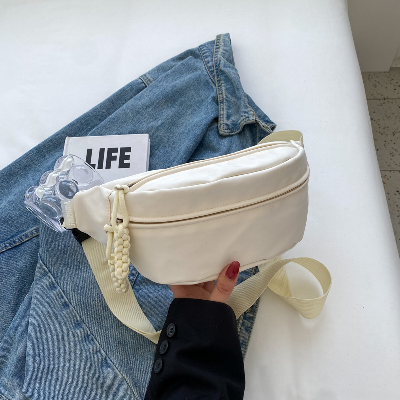 Vászon crossbody táska nylon béléssel, cipzáras zárás, ovális alak, egy vállpánt