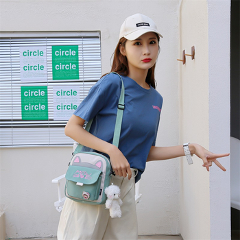 Najlon crossbody torbica kvadratnog silueta, zatvarač, vertikalni kvadrat, uzorak životinja