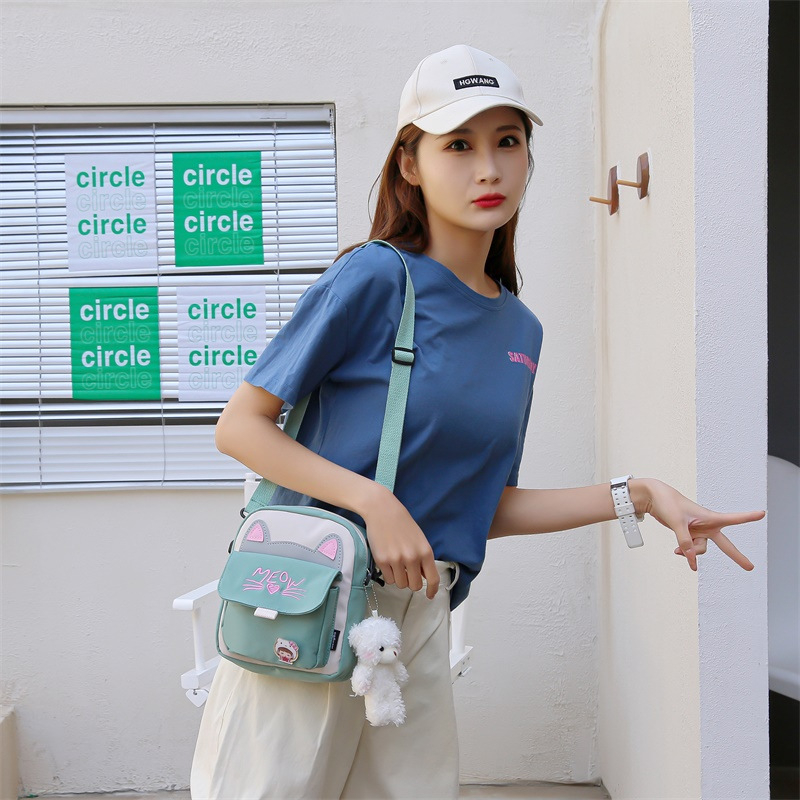 Najlon crossbody torbica kvadratnog silueta, zatvarač, vertikalni kvadrat, uzorak životinja