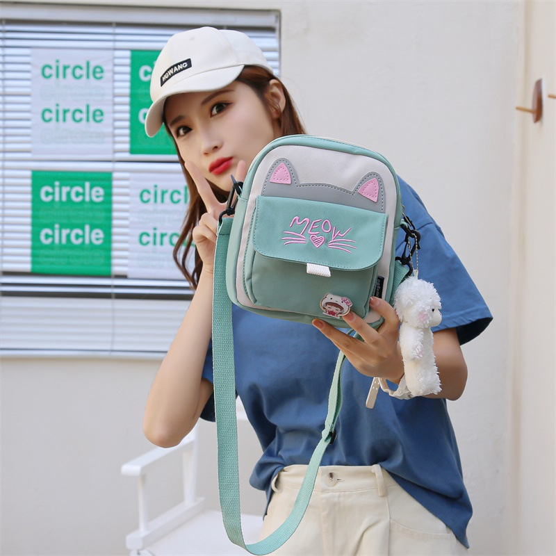 Najlon crossbody torbica kvadratnog silueta, zatvarač, vertikalni kvadrat, uzorak životinja