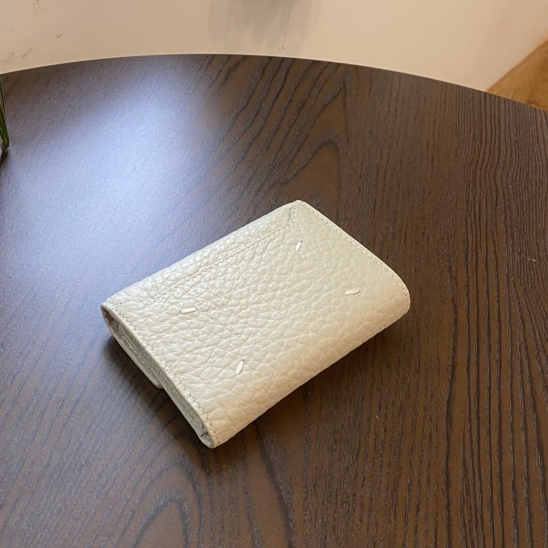 Дамски портфейл от естествена кожа, tri-fold модел, горен слой телешка кожа, едноцветен, подплатен телешка кожа, антибактериален и износоустойчив за ежедневна употреба