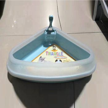 Mačja toaletna kutija u trokutastom kutu, poluotvoren s visokim bočnim rubovima, plastična, ekološki prihvatljiva, otporna na habanje, pijeskovana završna površina, uključena lopatica