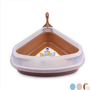 Mačja toaletna kutija u trokutastom kutu, poluotvoren s visokim bočnim rubovima, plastična, ekološki prihvatljiva, otporna na habanje, pijeskovana završna površina, uključena lopatica