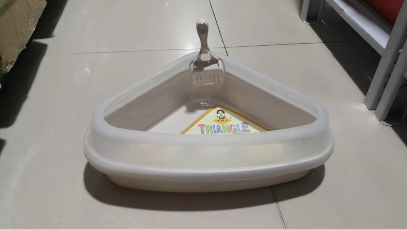 Mačja toaletna kutija u trokutastom kutu, poluotvoren s visokim bočnim rubovima, plastična, ekološki prihvatljiva, otporna na habanje, pijeskovana završna površina, uključena lopatica