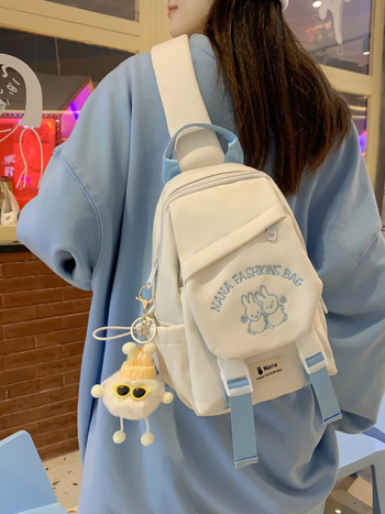 Dievčenská crossbody taška, nylon, zvislý štvorcový tvar, zapínanie na zips, vnútorná kapsa na telefón, trojdimenzionálny vonkajší dizajn