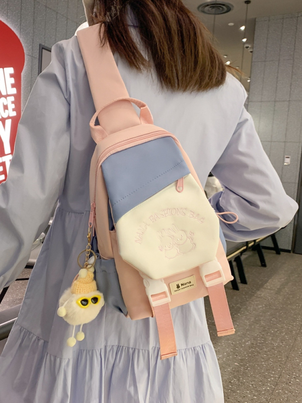 Dievčenská crossbody taška, nylon, zvislý štvorcový tvar, zapínanie na zips, vnútorná kapsa na telefón, trojdimenzionálny vonkajší dizajn