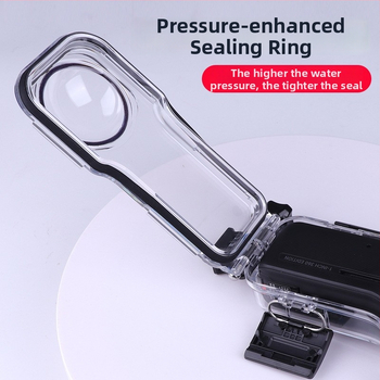 insta360 ONE RS ONE-inch Lycra vodeodolný ochranný kryt pre panoramatickú kameru — PC materiál; balenie obsahuje: vodeodolný kryt, základ, skrutka, anti-fog list; tlačené logo OK