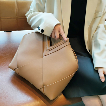 Geantă clutch din piele naturală, model împletit, formă scoică, buzunar pentru telefon