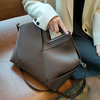 Geantă clutch din piele naturală, model împletit, formă scoică, buzunar pentru telefon