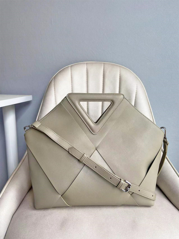 Geantă clutch din piele naturală, model împletit, formă scoică, buzunar pentru telefon