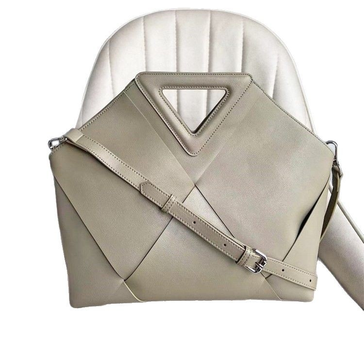 Geantă clutch din piele naturală, model împletit, formă scoică, buzunar pentru telefon