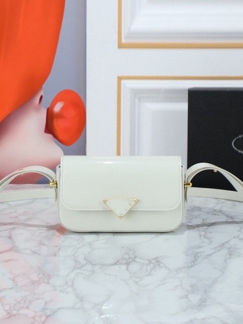 Geantă crossbody, stil urban simplu, piele naturală de vițel din primul strat, formă orizontală pătrată, închidere cu capac.