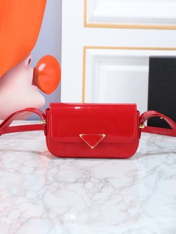 Geantă crossbody, stil urban simplu, piele naturală de vițel din primul strat, formă orizontală pătrată, închidere cu capac.