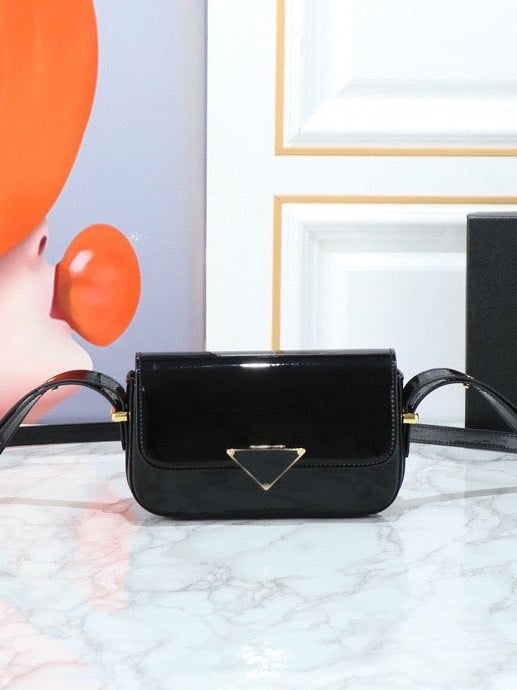 Geantă crossbody, stil urban simplu, piele naturală de vițel din primul strat, formă orizontală pătrată, închidere cu capac.