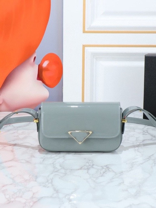 Geantă crossbody, stil urban simplu, piele naturală de vițel din primul strat, formă orizontală pătrată, închidere cu capac.