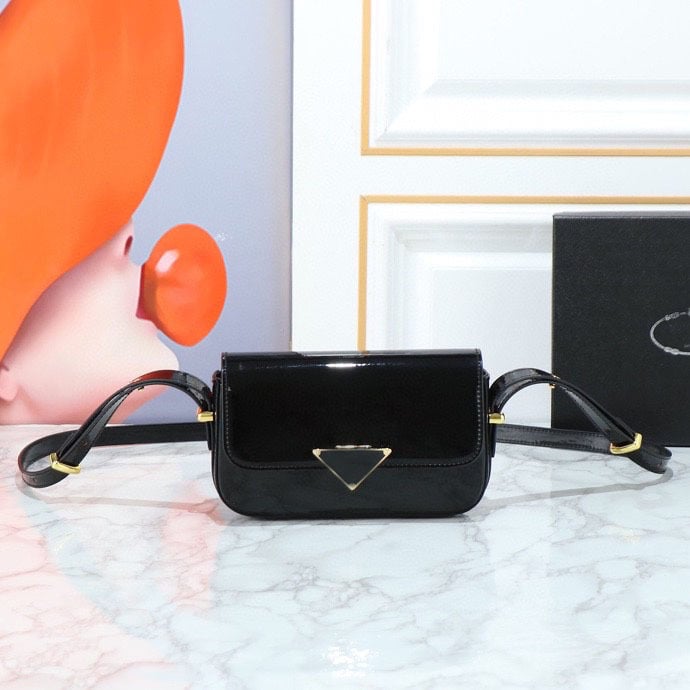 Geantă crossbody, stil urban simplu, piele naturală de vițel din primul strat, formă orizontală pătrată, închidere cu capac.