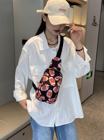 Damska nylon crossbody torbica s zatvaračem; unutarnji džepovi: džep sa zatvaračem, džep za telefon, džep za prijenosno računalo; trodimenzionalni vanjski dizajn; podstava poliester-pamuk