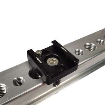 Univerzálna vonkajšia studená základňa pre fotoaparát – hliníková zliatina; kompatibilná s mikro jednookou SLR a dvojitým L rámom; obsahuje skrutky 1/4in a 3/8in so skrutkami; tlač loga dostupná