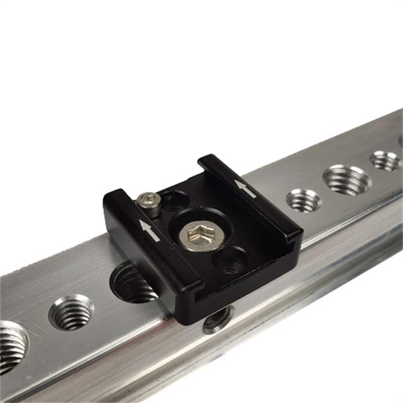 Univerzálna vonkajšia studená základňa pre fotoaparát – hliníková zliatina; kompatibilná s mikro jednookou SLR a dvojitým L rámom; obsahuje skrutky 1/4in a 3/8in so skrutkami; tlač loga dostupná