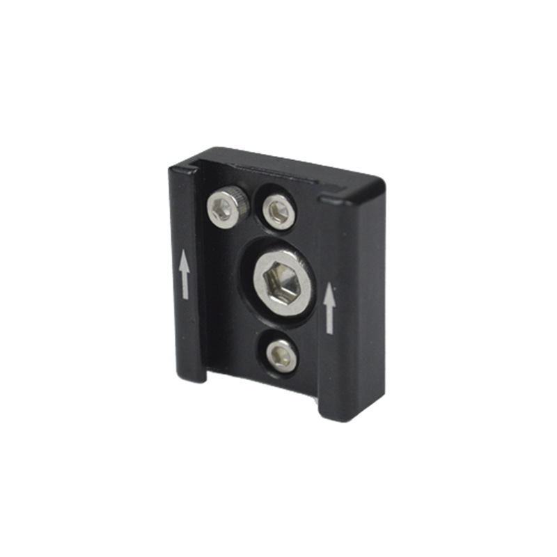 Univerzálna vonkajšia studená základňa pre fotoaparát – hliníková zliatina; kompatibilná s mikro jednookou SLR a dvojitým L rámom; obsahuje skrutky 1/4in a 3/8in so skrutkami; tlač loga dostupná