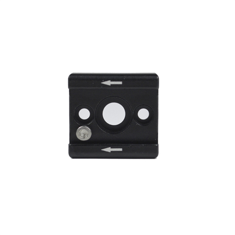 Univerzálna vonkajšia studená základňa pre fotoaparát – hliníková zliatina; kompatibilná s mikro jednookou SLR a dvojitým L rámom; obsahuje skrutky 1/4in a 3/8in so skrutkami; tlač loga dostupná