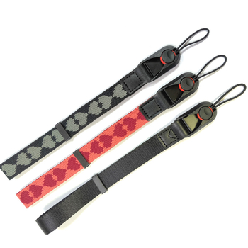 Kameros riešo diržas su širdies dizainu, greito atleidimo sagtis, reguliuojama; Medžiaga: susiūtas nailono juostos + mikropluošto oda; Modelis: paprastas greito atleidimo riešo dirželis; Maksimali apkrova: 50 kg; Tinka DSLR ir be veidrodinių kamerų