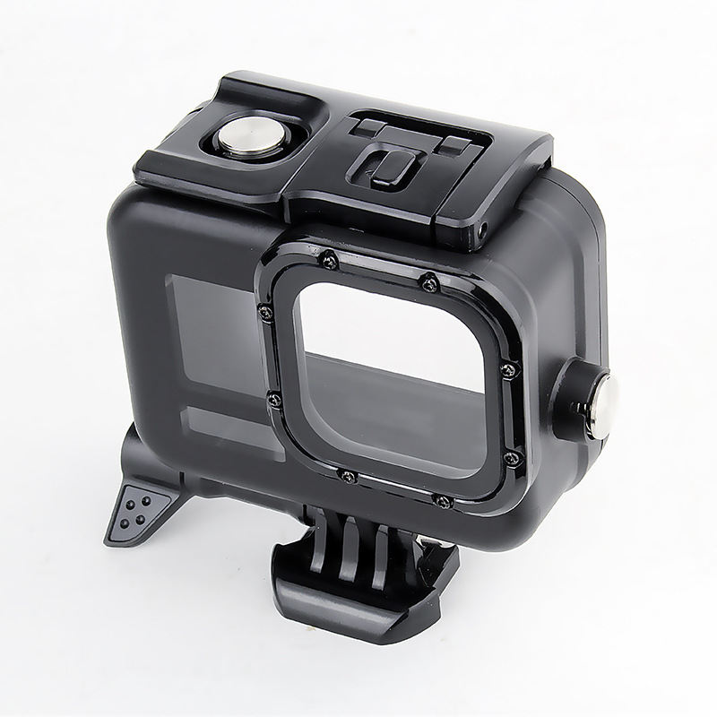 GoPro Hero8 Veekindel Kaitsekorpus – Materjalid: PC, 316 roostevabast terasest, karastatud klaas; Sobivus: GoPro Hero8; Omadused: sügav veekindlus, korpuse kaitse, löögi- ja kukkumiskindlus; Komplekt sisaldab: veekindel korpus, alus, kruvi