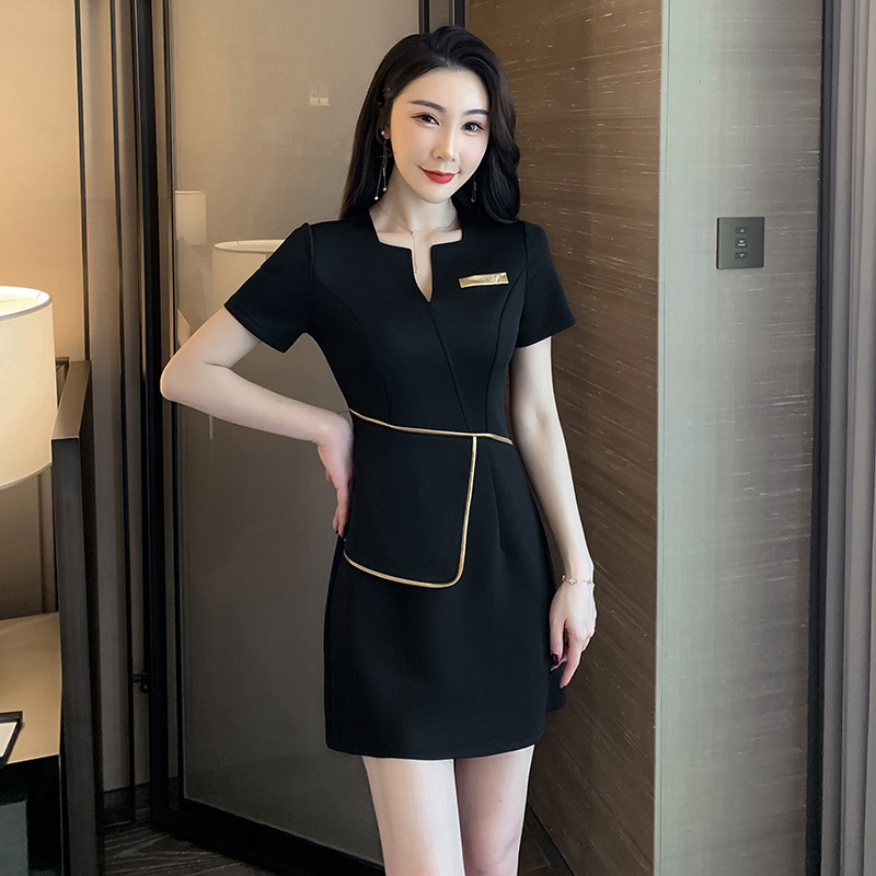 Uniformă hotelieră pentru femei – croială Slim, mâneci scurte, decolteu în V, poliester 94% / spandex 6%, șorturi, vară 2023