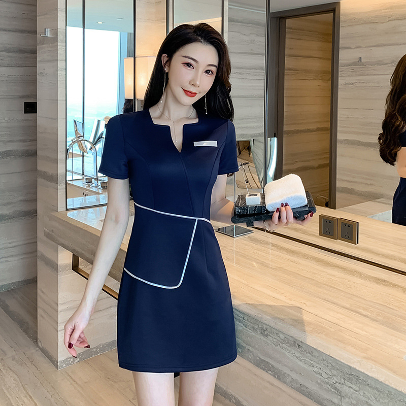 Uniformă hotelieră pentru femei – croială Slim, mâneci scurte, decolteu în V, poliester 94% / spandex 6%, șorturi, vară 2023