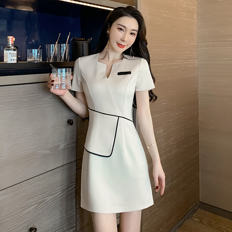 Uniformă hotelieră pentru femei – croială Slim, mâneci scurte, decolteu în V, poliester 94% / spandex 6%, șorturi, vară 2023