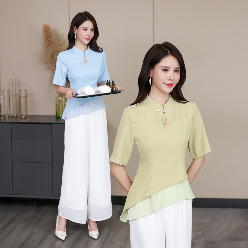 Uniformă feminină pentru masajul picioarelor: mâneci scurte, guler drept, material care elimină umezeala, croială salon de frumusețe, lungime 50–65 cm