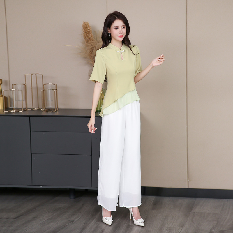 Uniformă feminină pentru masajul picioarelor: mâneci scurte, guler drept, material care elimină umezeala, croială salon de frumusețe, lungime 50–65 cm