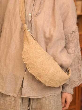 Crossbody táska, dumpling alakú, pamut és len anyag, cipzáras zárás, belső cipzáras zseb