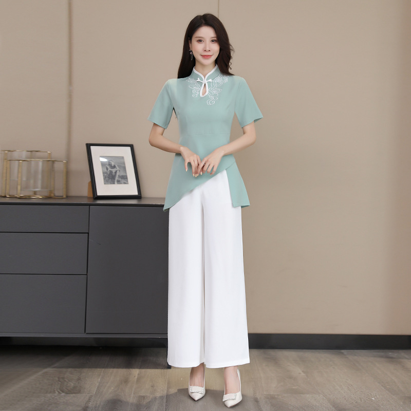 Ženska uniforma za pedikuru i salon – materijal poliester/acetat, dvodjelni kostim, kratki rukav, stojeći ovratnik, sve sezone