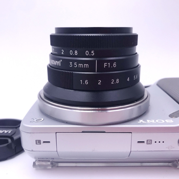 Obiectiv MINI 35mm f/1.6 II cu montaj integrat, compatibil cu Canon M, Sony E și Fuji FX; greutate 0,135 kg; distanța minimă de focalizare 0,5 m.