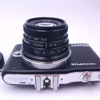 Obiectiv MINI 35mm f/1.6 II cu montaj integrat, compatibil cu Canon M, Sony E și Fuji FX; greutate 0,135 kg; distanța minimă de focalizare 0,5 m.