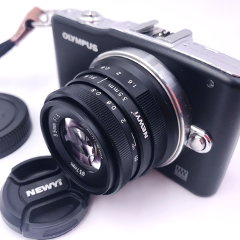 Obiectiv MINI 35mm f/1.6 II cu montaj integrat, compatibil cu Canon M, Sony E și Fuji FX; greutate 0,135 kg; distanța minimă de focalizare 0,5 m.